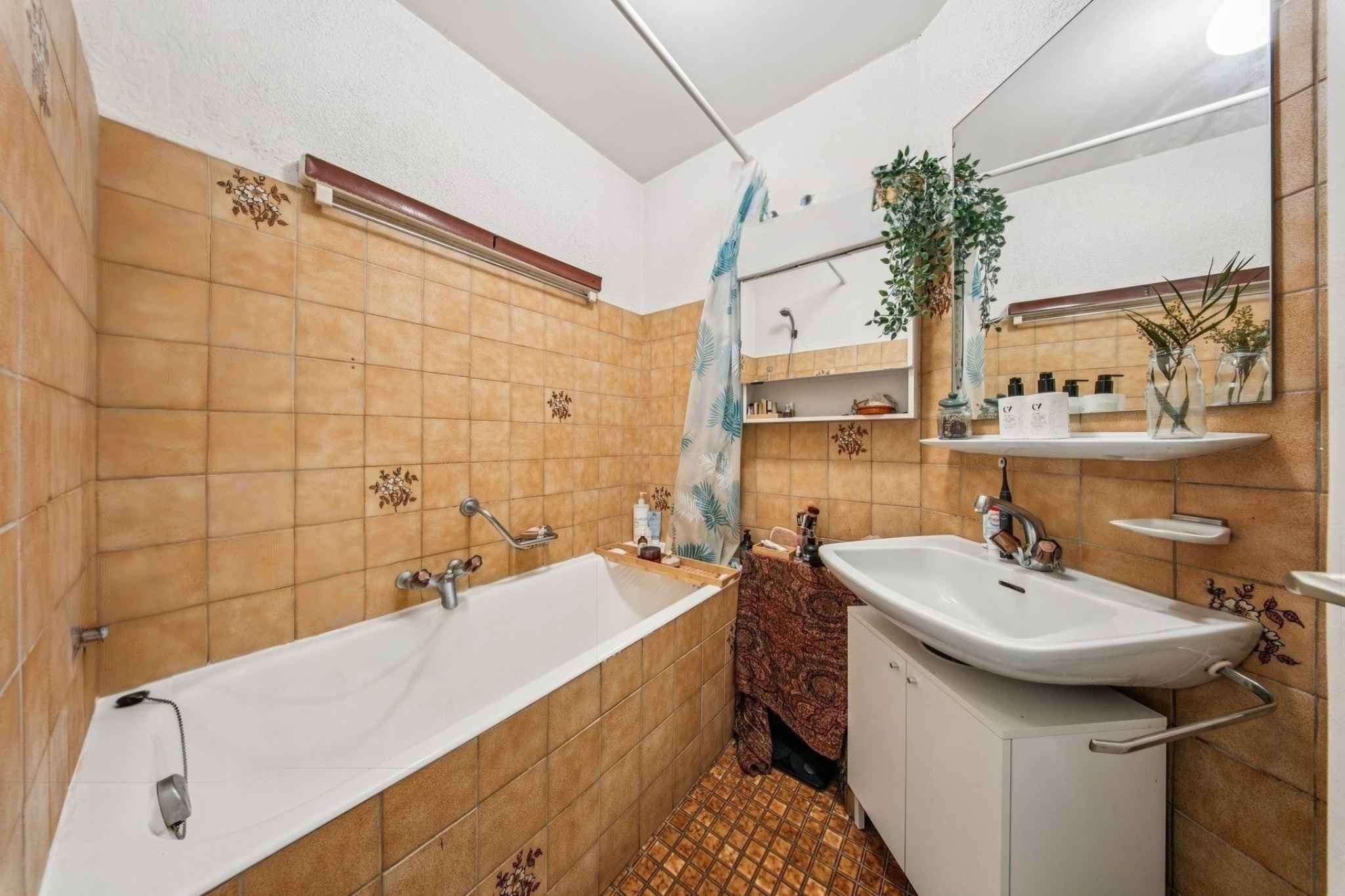 Badezimmer mit Badewanne und Waschtisch