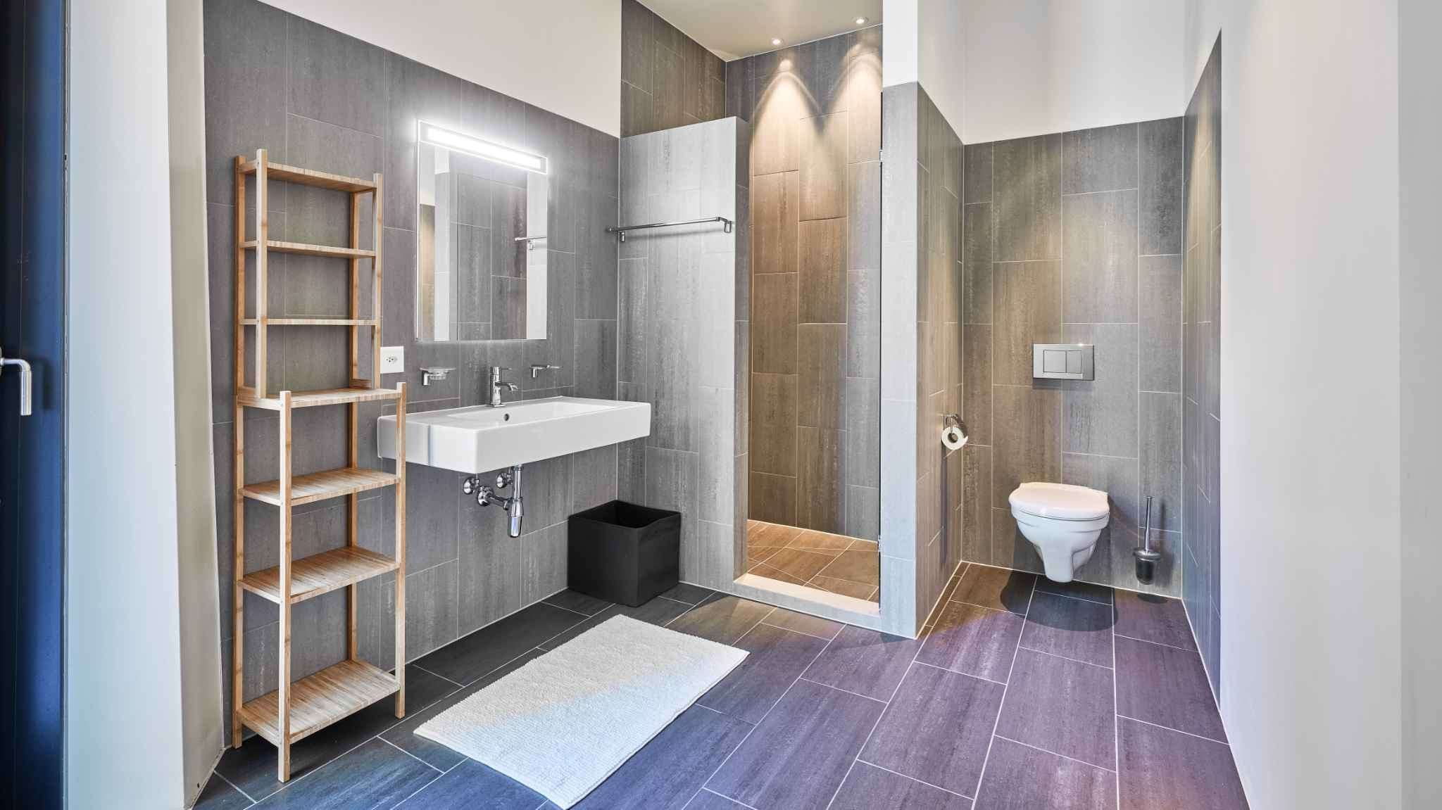 Modernes Bad mit separatem WC