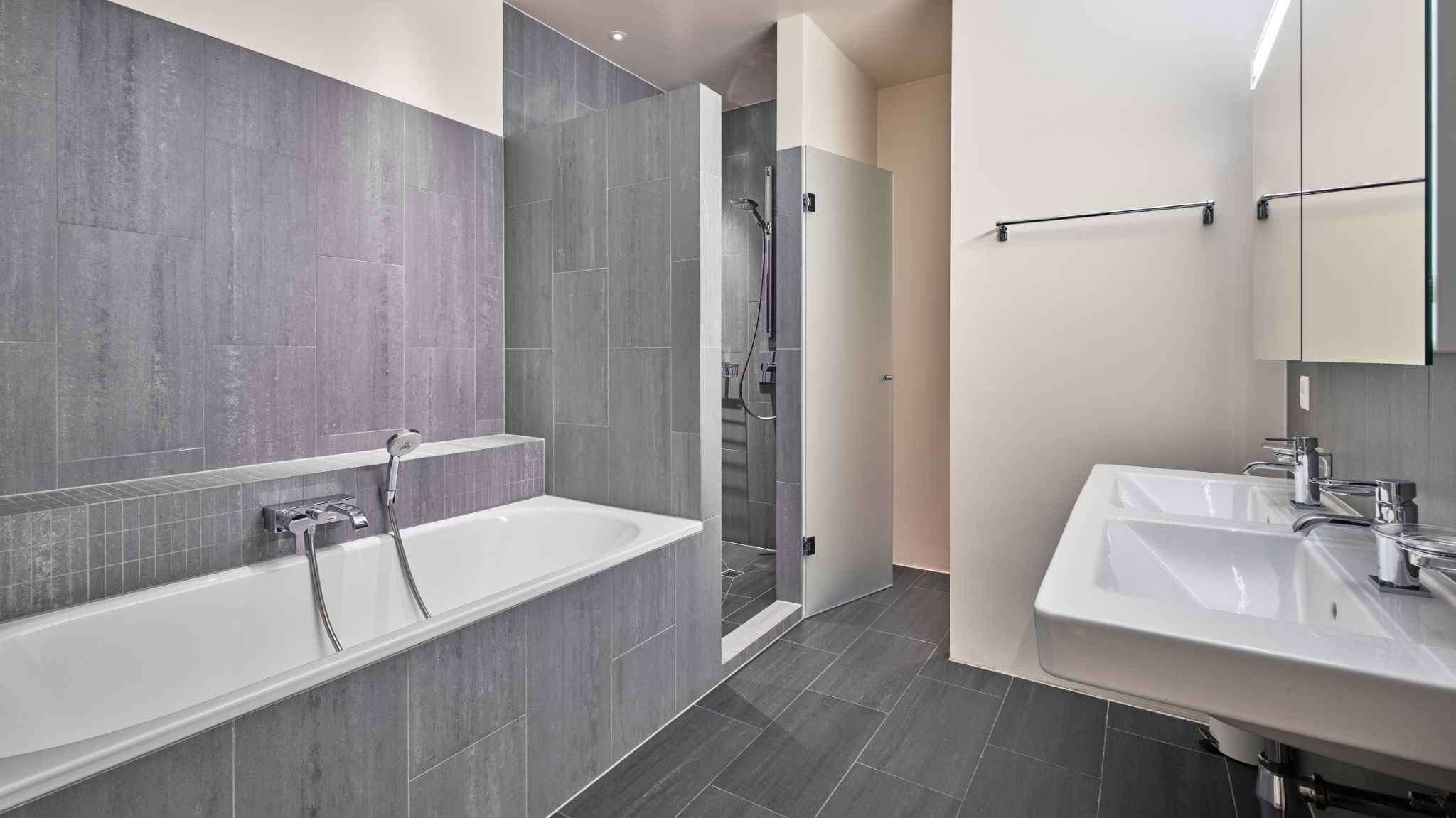 Modernes Badezimmer mit Badewanne und Doppelwaschtisch
