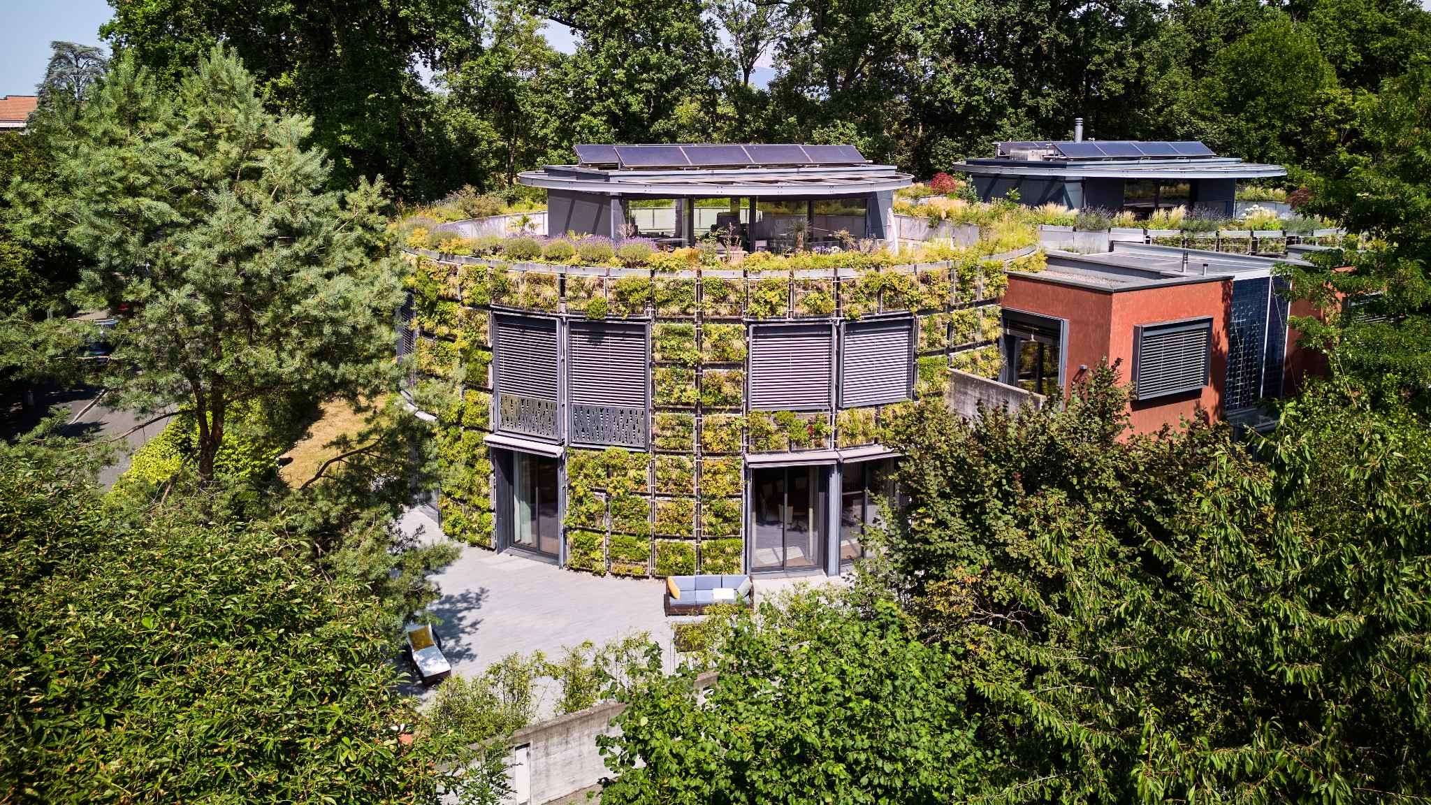 Grünes, kreisförmiges Wohnhaus mit Dachbegrünung