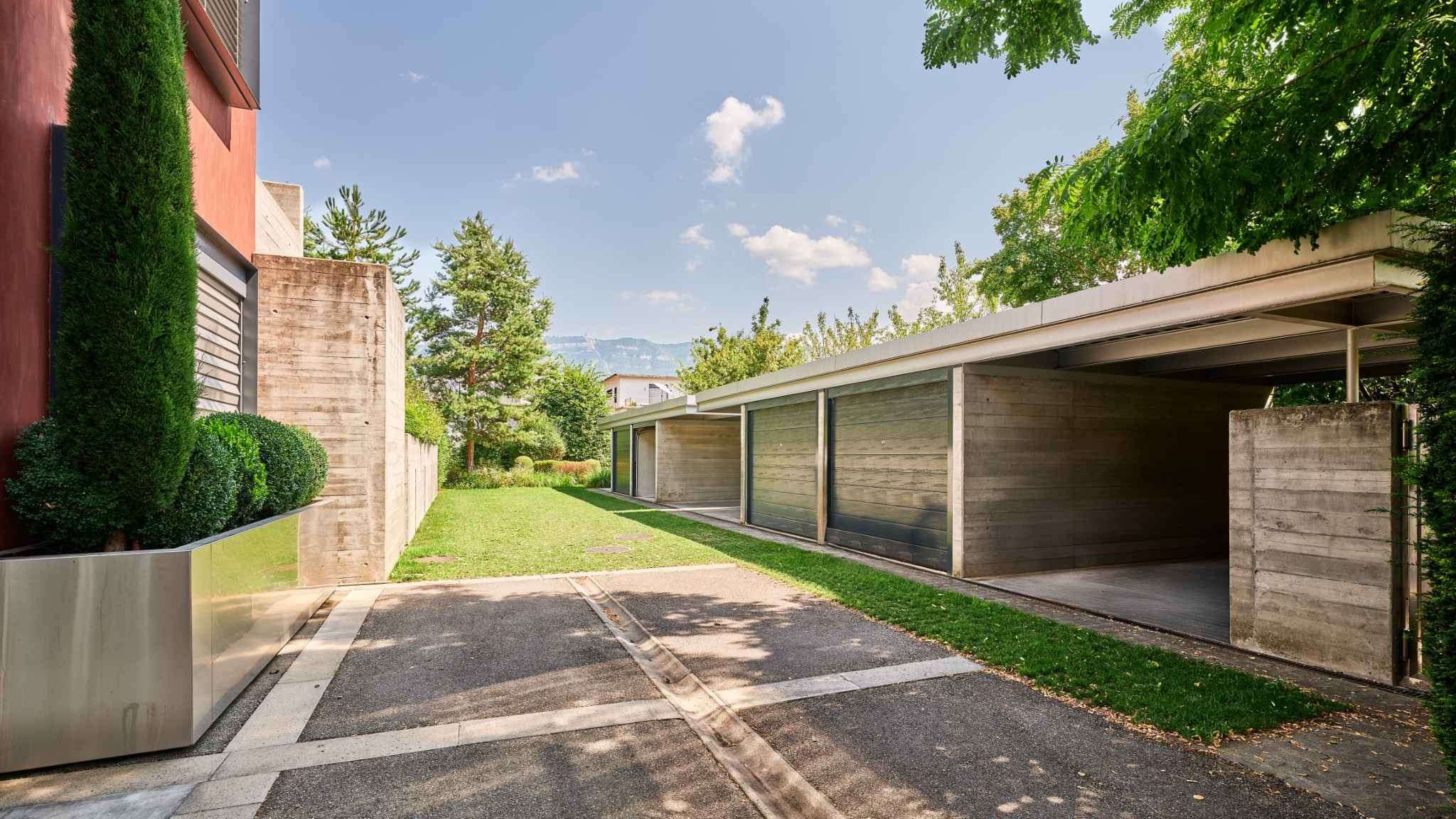 Moderner Außenbereich mit Doppelgarage und Garten