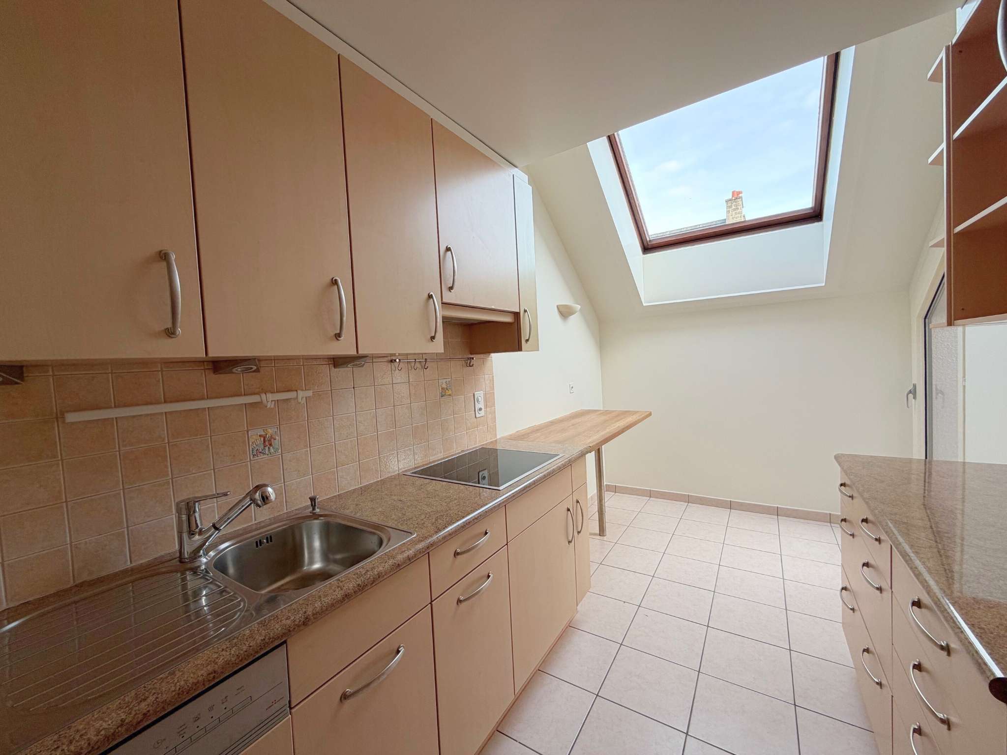 Helle Dachgeschossküche mit Dachfenster