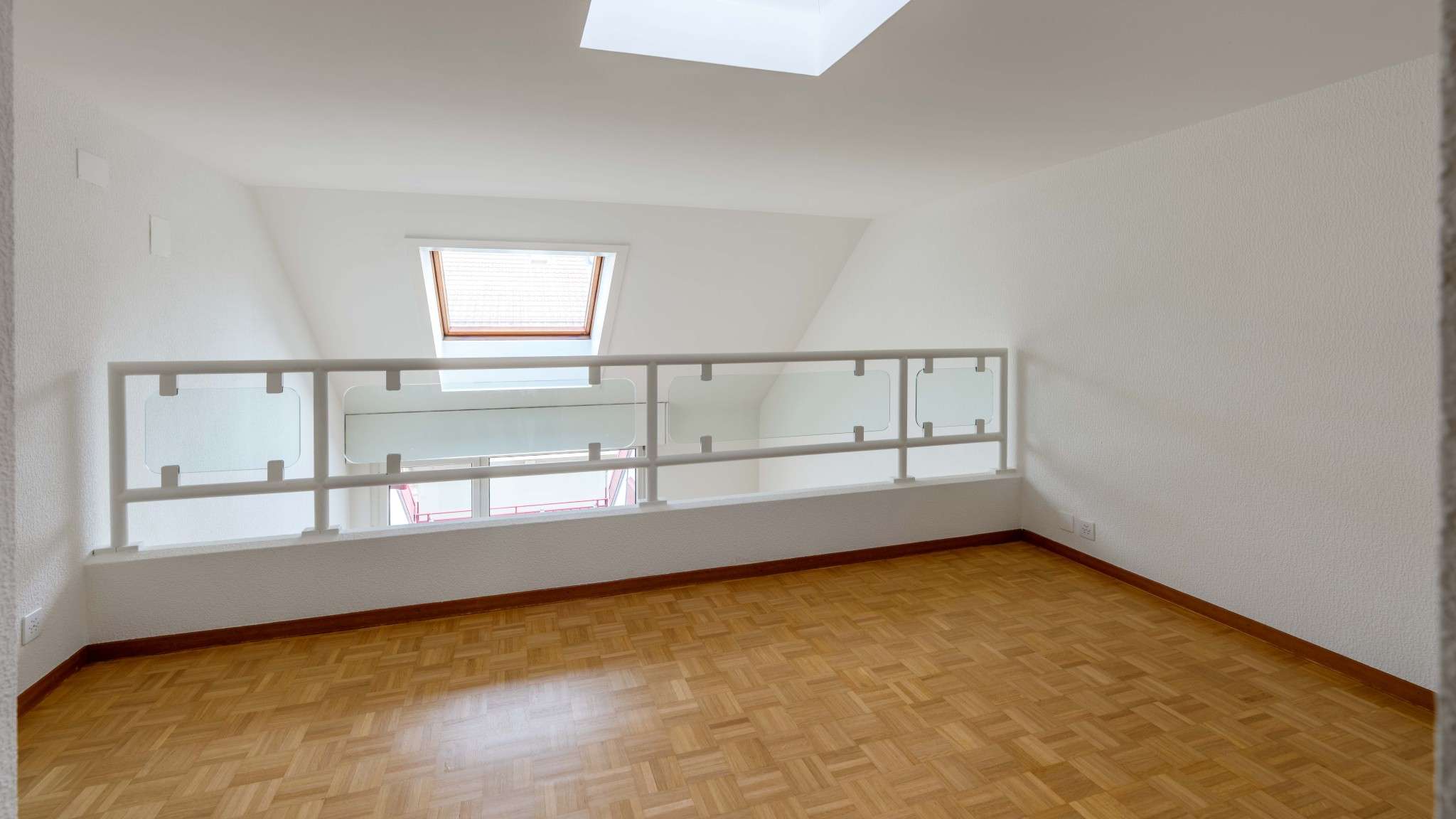 Heller Dachraum mit Holzparkett