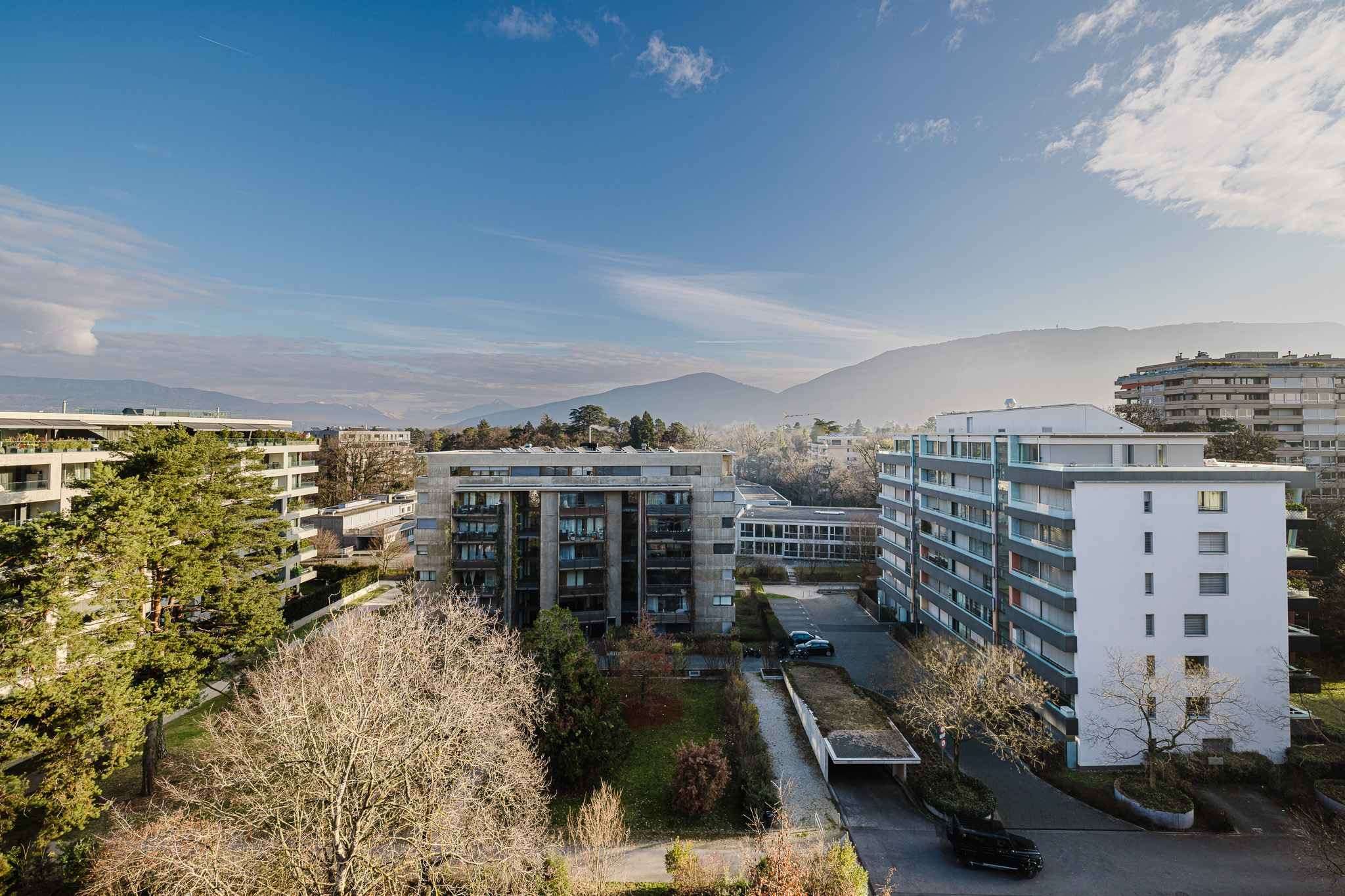 Blick über Wohngebäude mit Bergpanorama