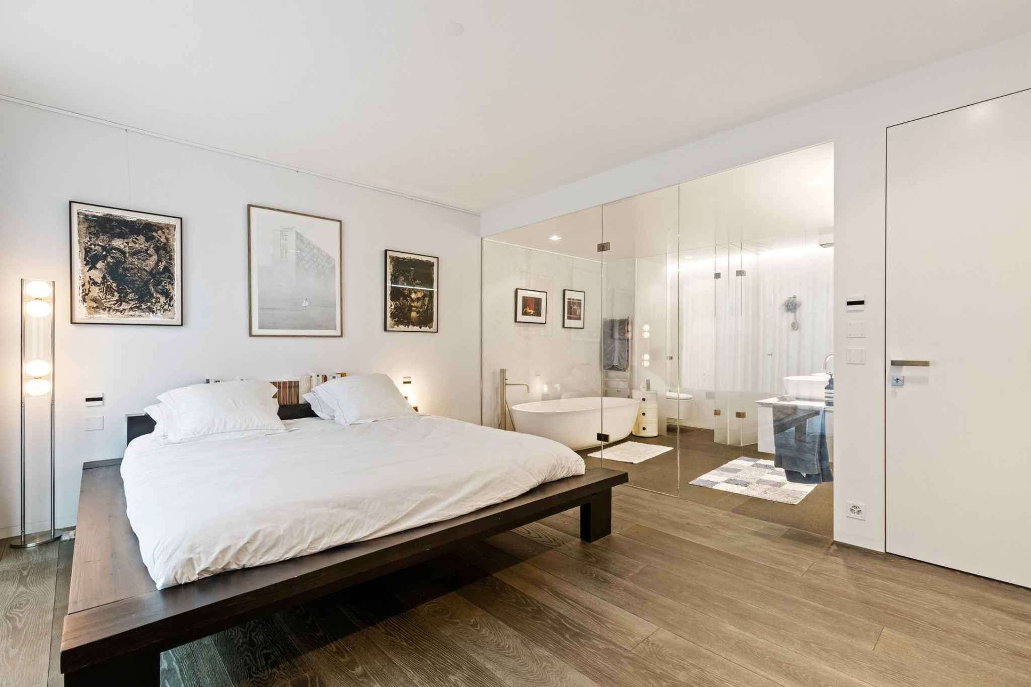 Schlafzimmer mit offenem Bad