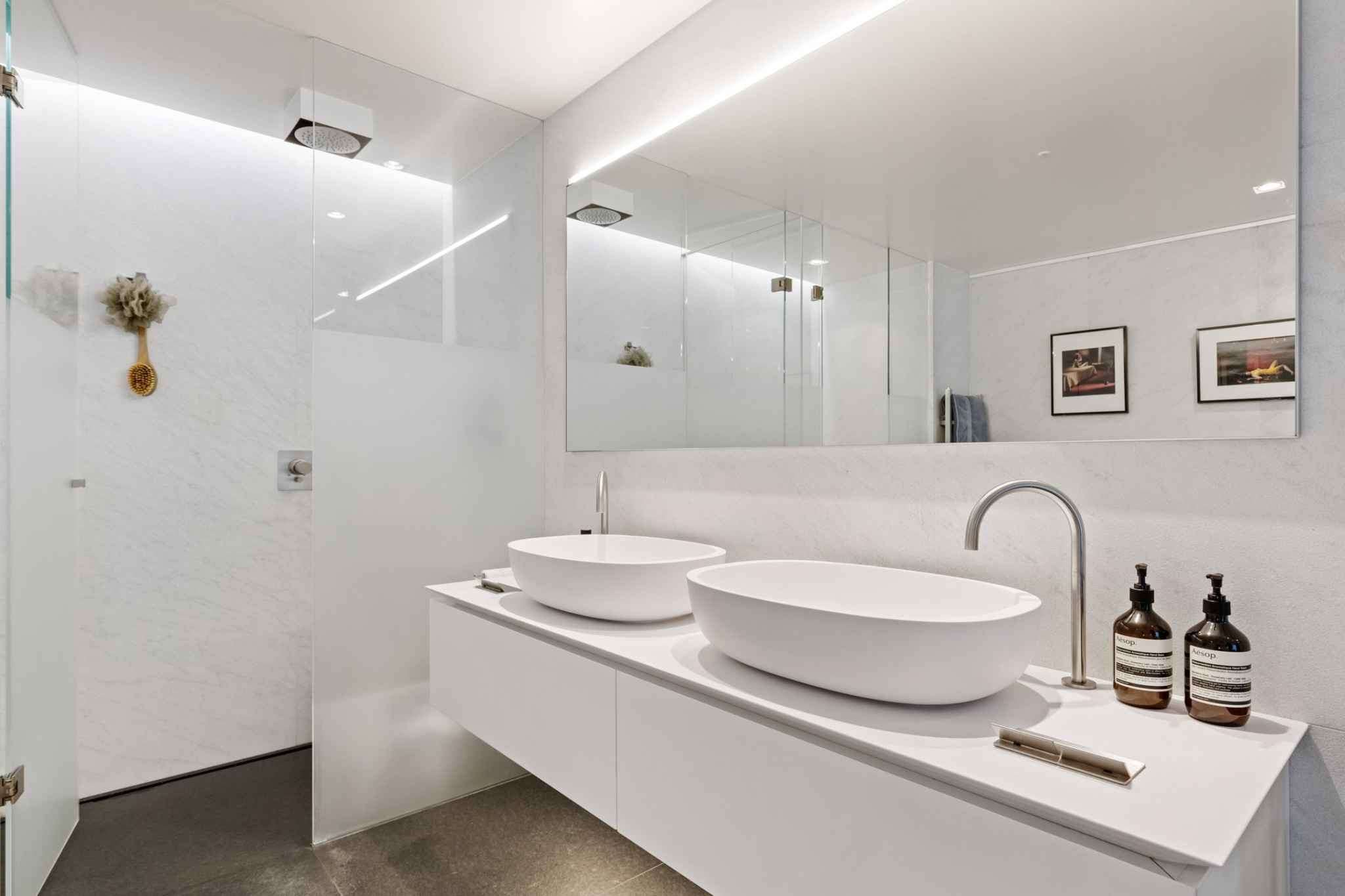 Modernes Doppelwaschbecken-Bad