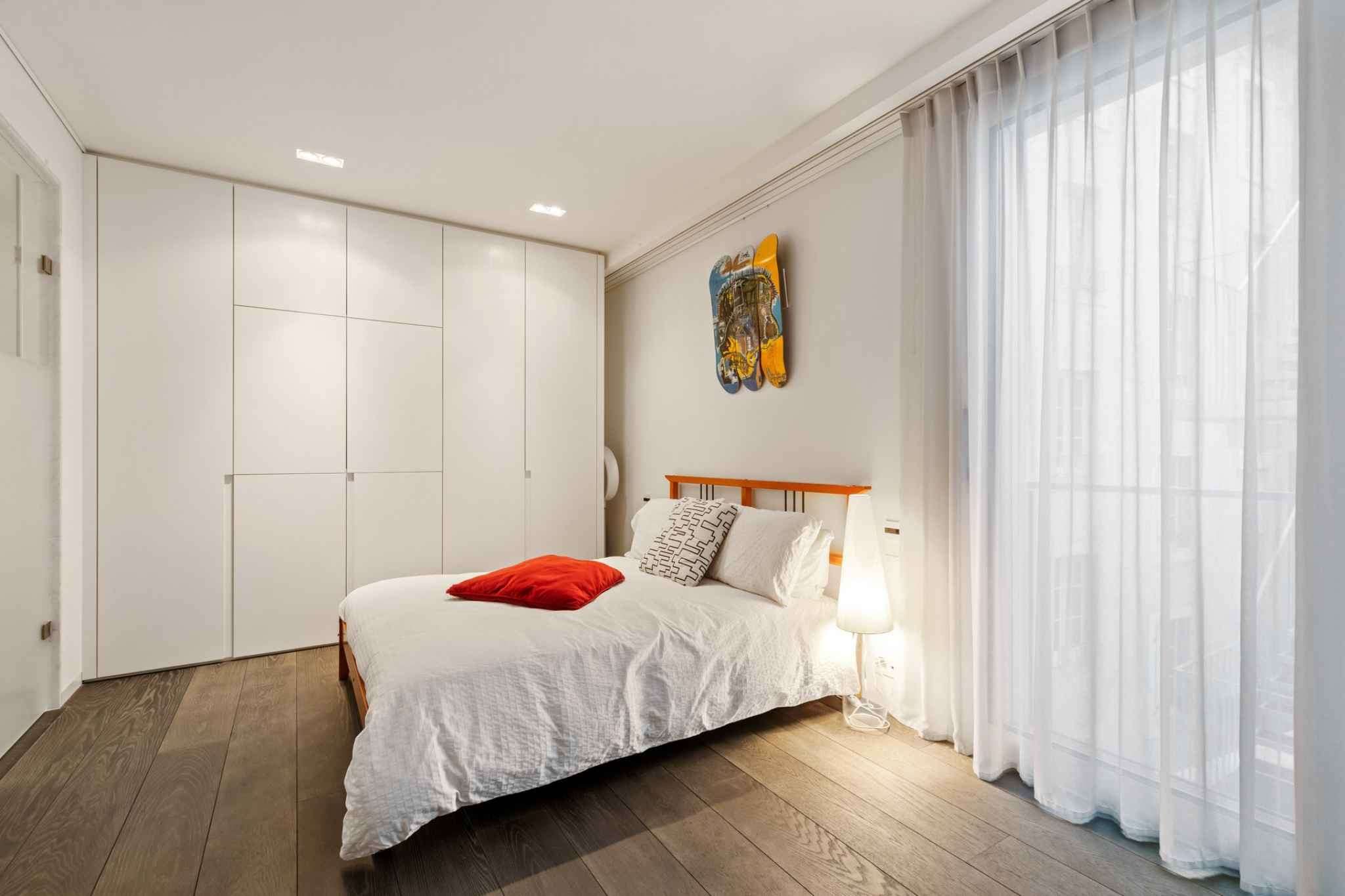 Helles Schlafzimmer mit Einbauschrank