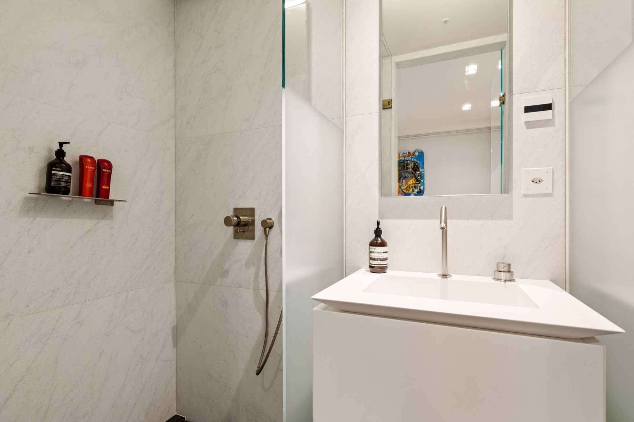 Modernes Badezimmer mit Dusche und Waschtisch