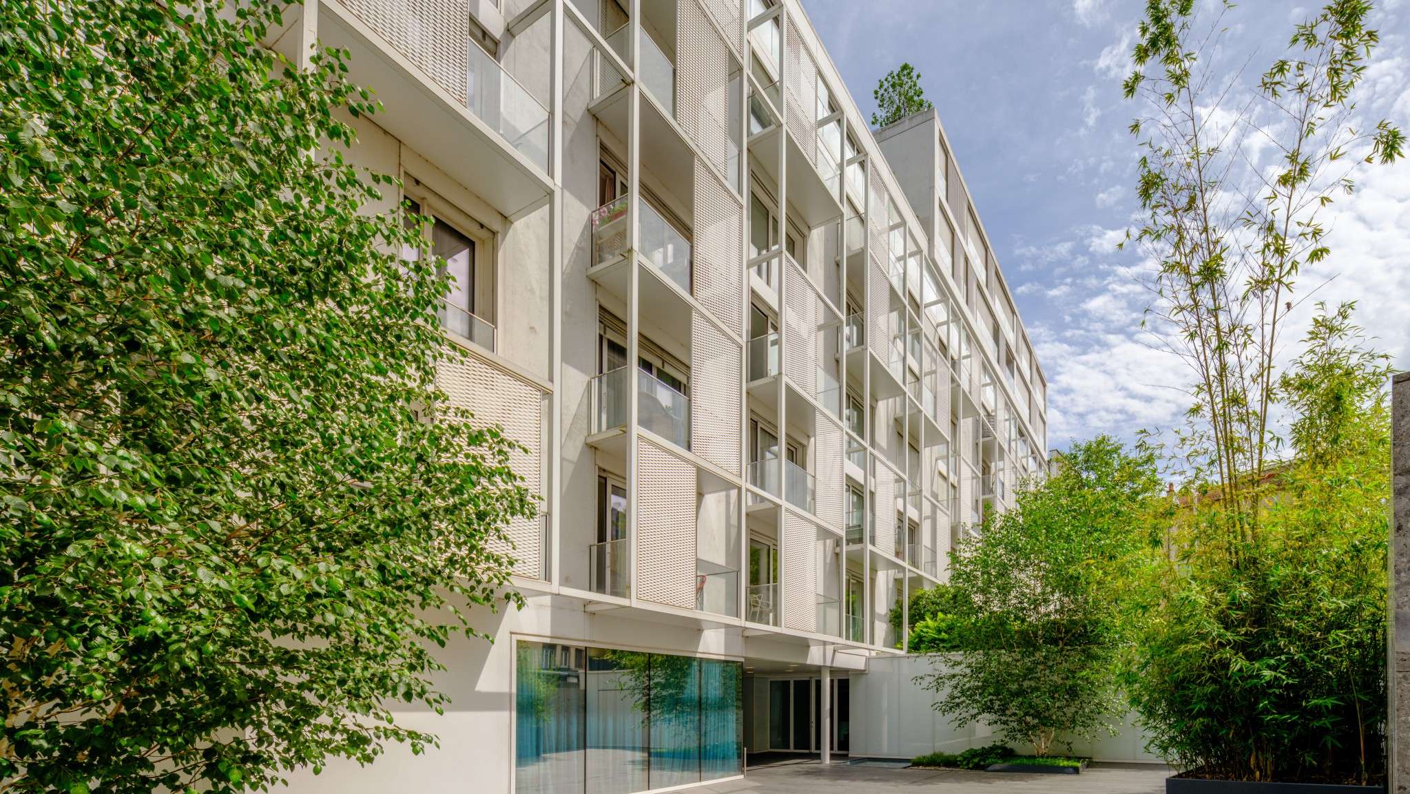 Modernes Mehrfamilienhaus mit begrüntem Innenhof