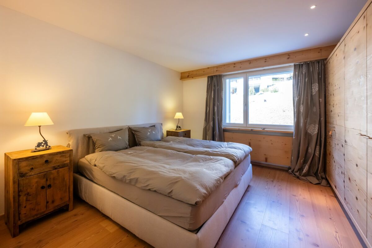 Gemütliches Schlafzimmer mit Doppelbett und Holzakzenten
