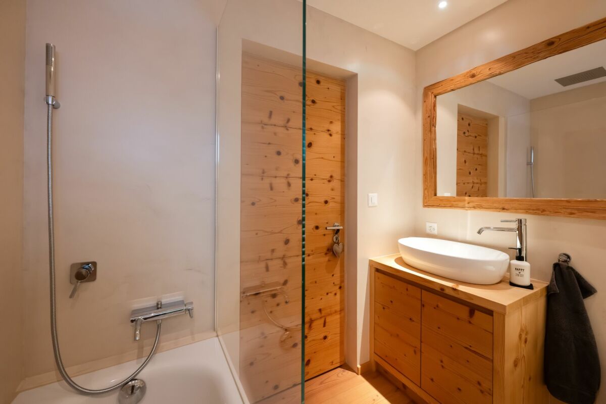Modernes Bad mit Holzdetails