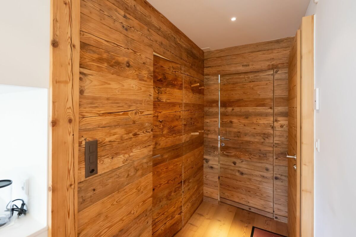 Holzverkleideter Flur mit Türen