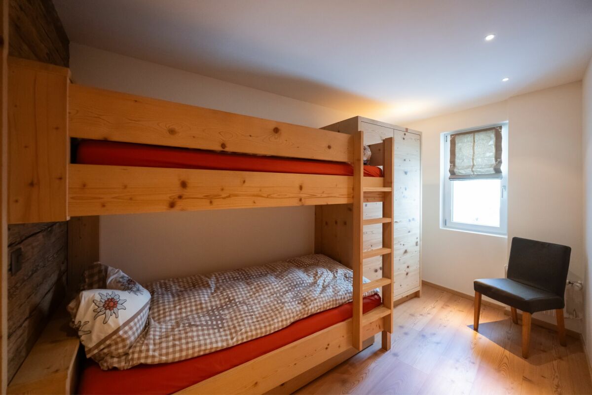 Kinderzimmer mit Etagenbett und Fenster