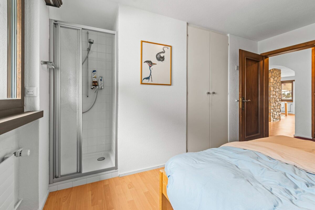 Schlafzimmer mit integrierter Dusche