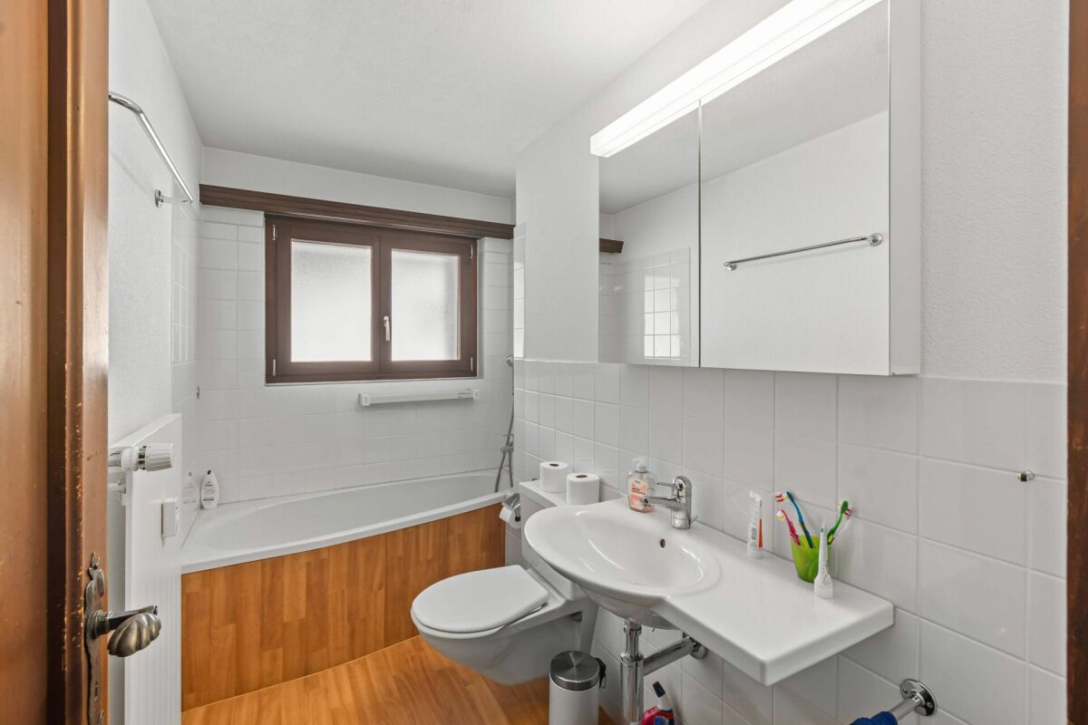 Badezimmer mit Badewanne und Waschtisch