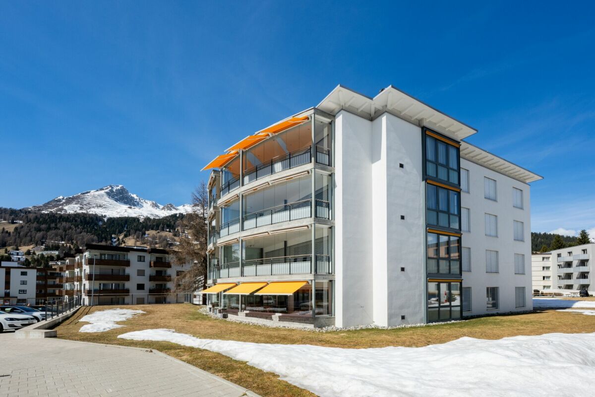 Modernes Mehrfamilienhaus mit Bergblick