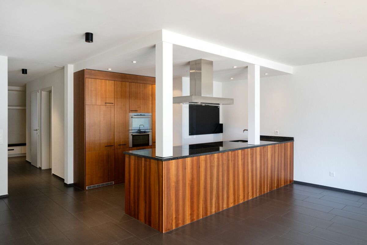 Moderne offene Küche mit Holzfronten