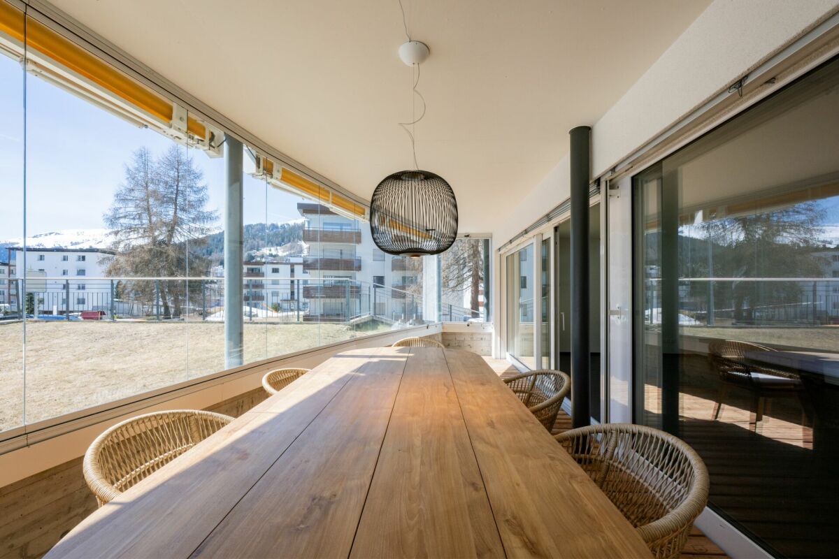 Überdachter Essbereich mit Panoramaverglasung