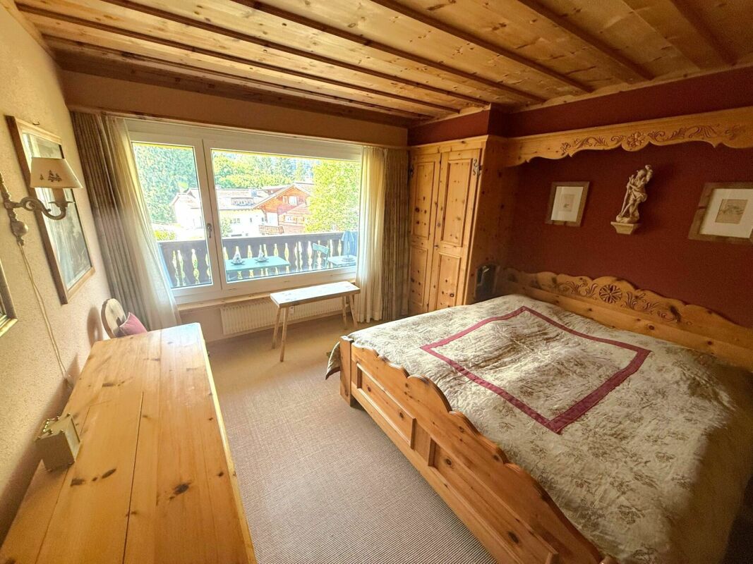 Gemütliches Schlafzimmer im alpinen Holzstil