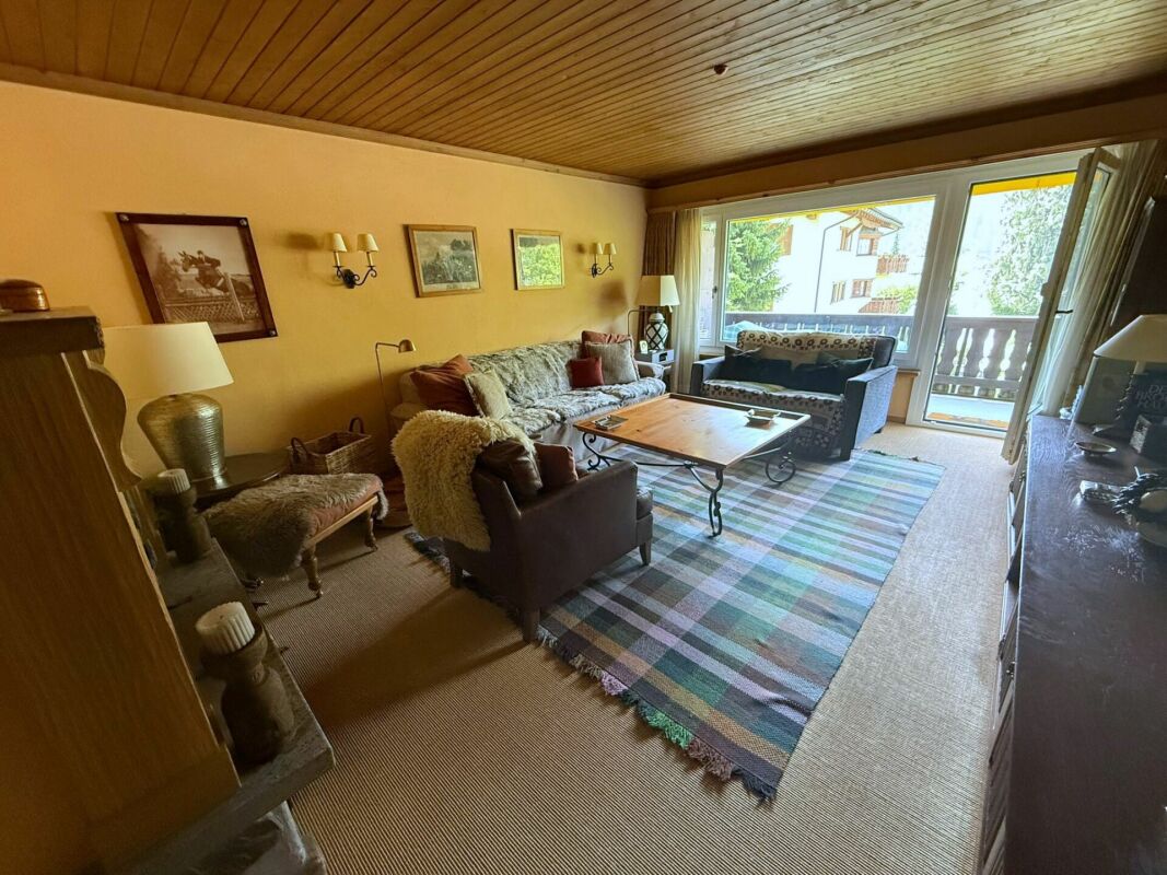 Gemütliches Wohnzimmer mit Balkonblick