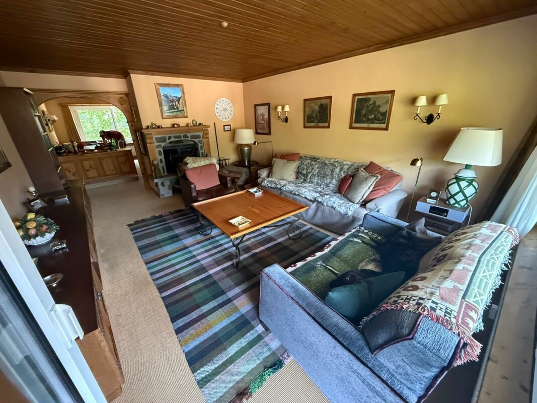 Gemütliches Wohnzimmer mit Holzdecke