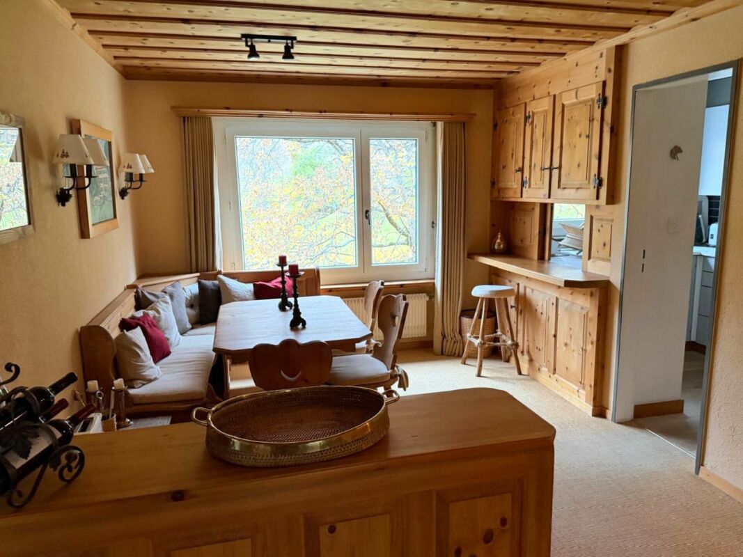 Gemütlicher Essbereich mit viel Holz