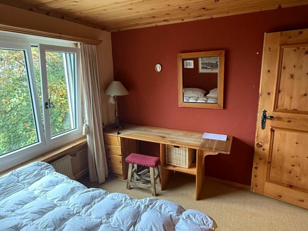 Gemütliches Schlafzimmer im Holzstil
