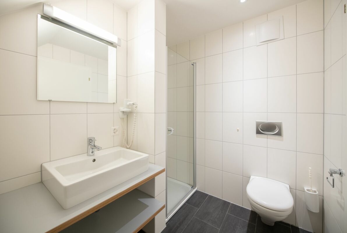 Modernes Badezimmer mit Dusche und WC
