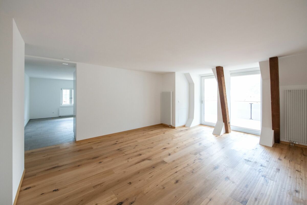 Heller leerer Wohnraum mit Holzboden