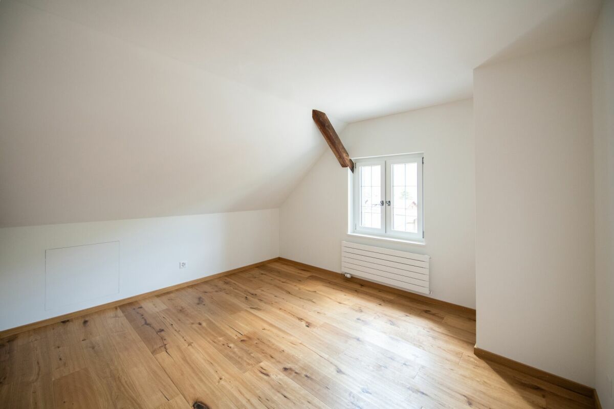 Dachgeschosszimmer mit Holzboden