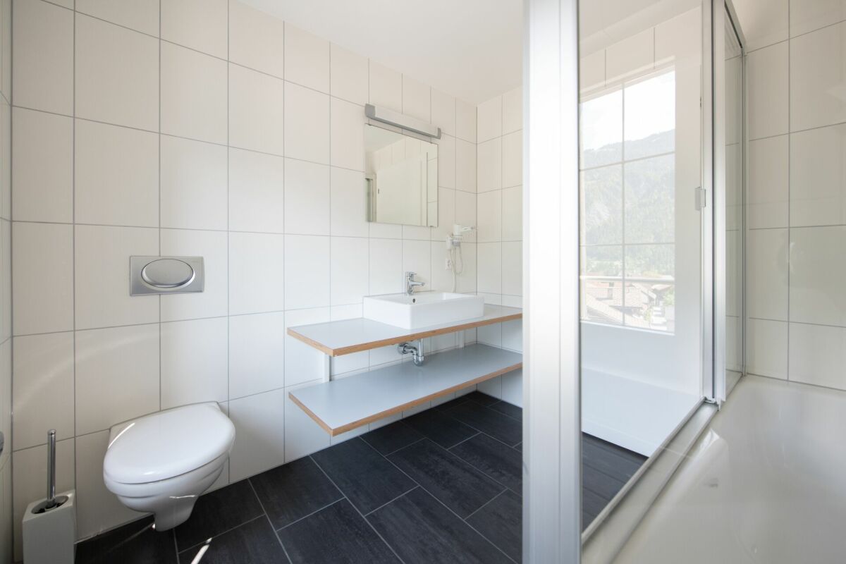 Modernes Badezimmer mit WC und Waschtisch