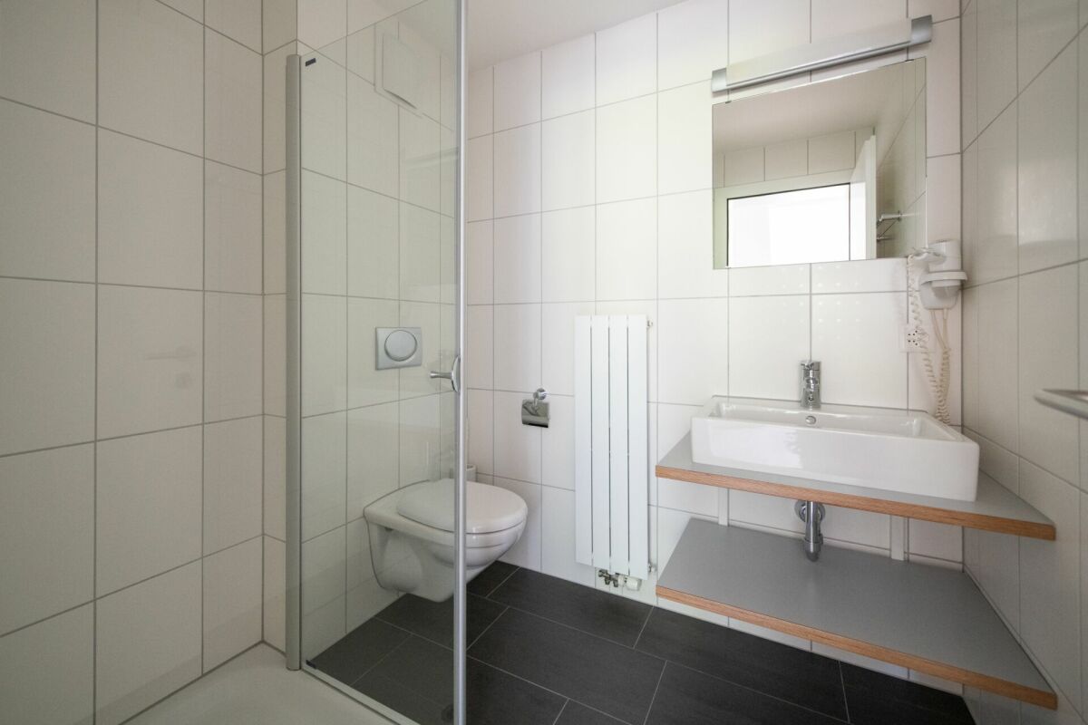 Modernes kleines Badezimmer mit Dusche und Waschtisch