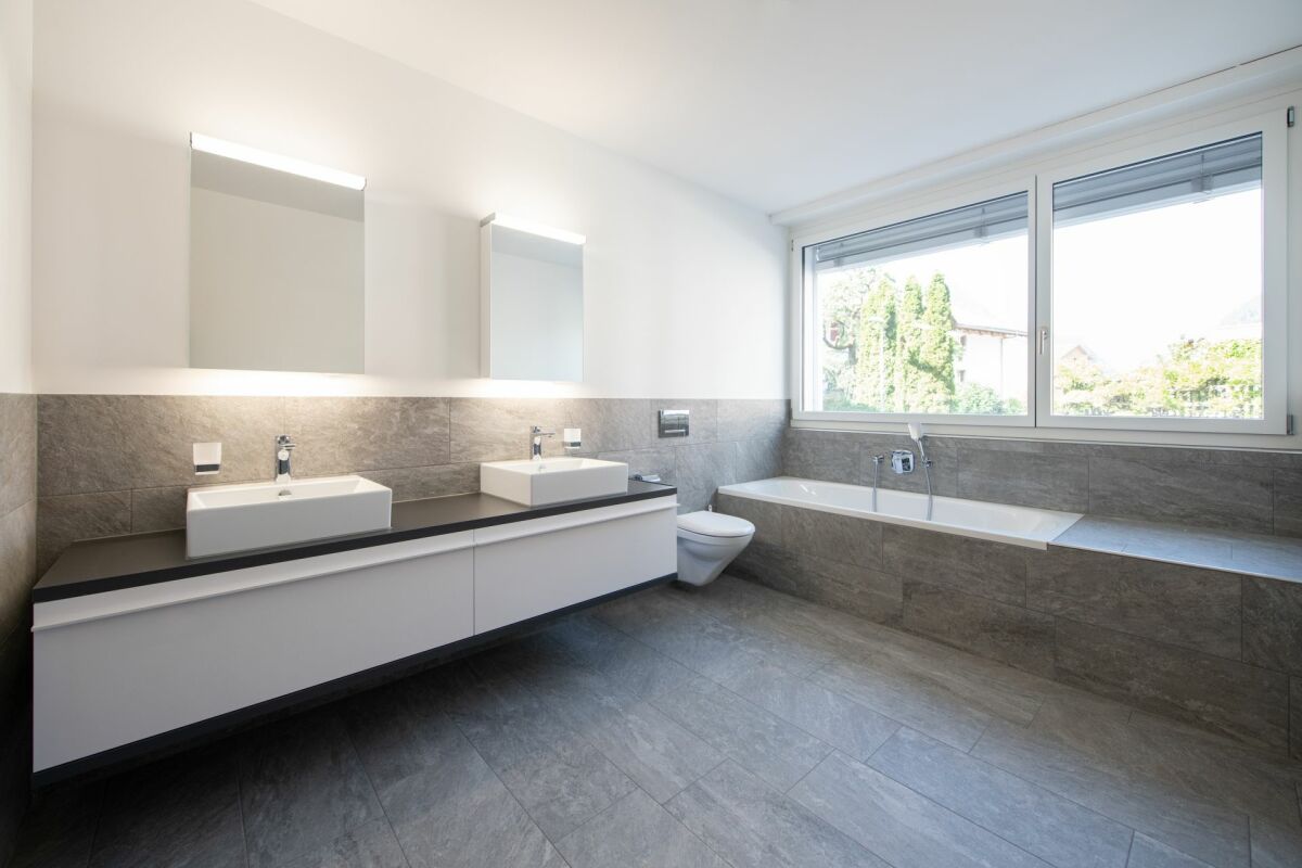 Modernes Badezimmer mit Doppelwaschtisch und Wanne
