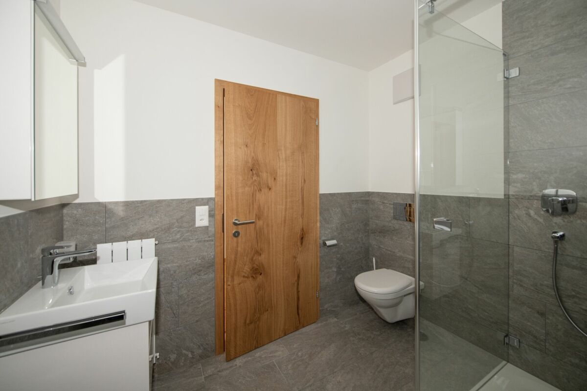 Modernes Badezimmer mit Dusche und WC