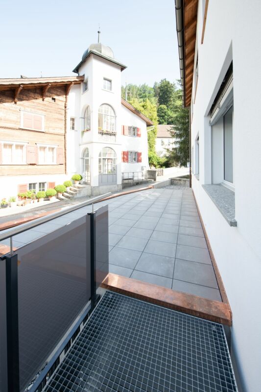 Balkon mit Blick auf Bergdorf