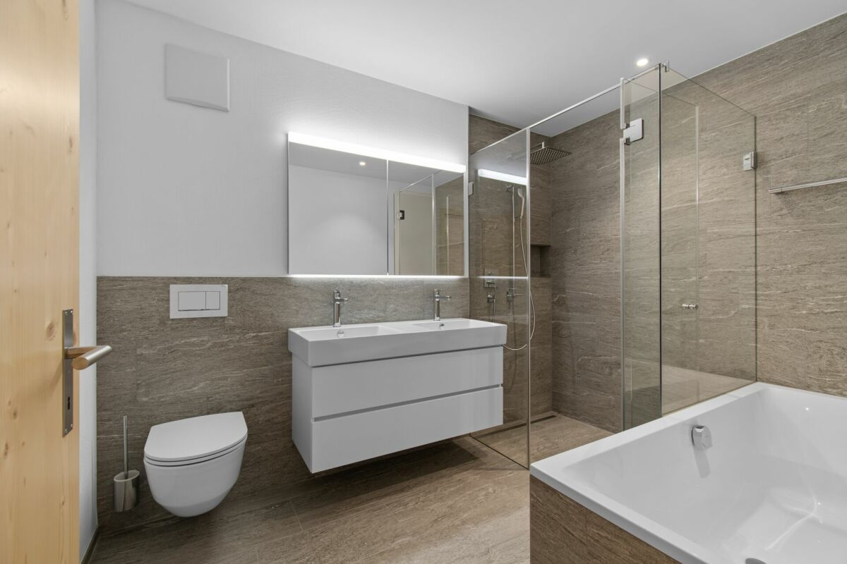 Modernes Badezimmer mit Walk-in-Dusche und Badewanne