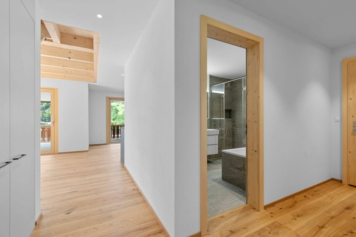 Heller Flur mit sichtbarem Bad-Eingang und Holzdetails