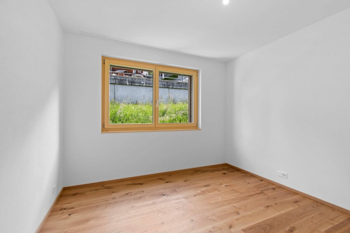 Heller leerer Raum mit Holzfenster