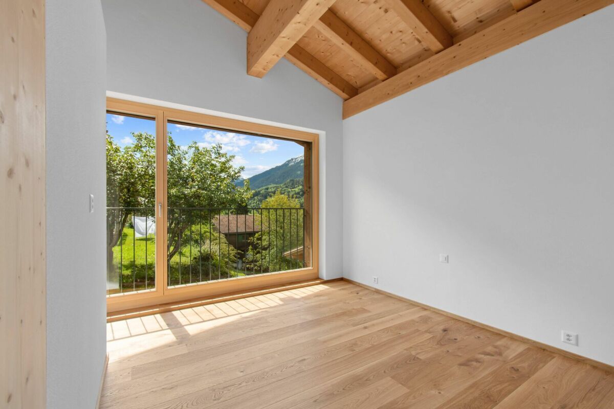Heller leerer Raum mit Alpenblick