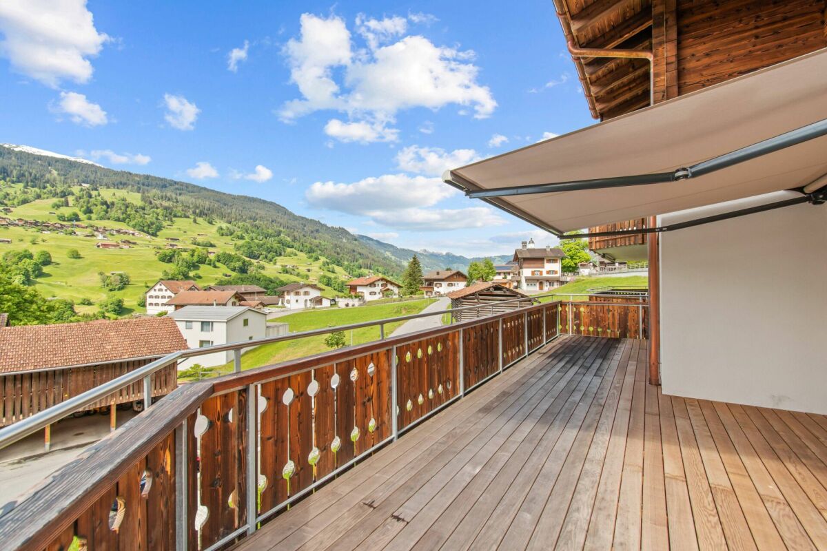 Großzügiger Balkon mit Bergblick