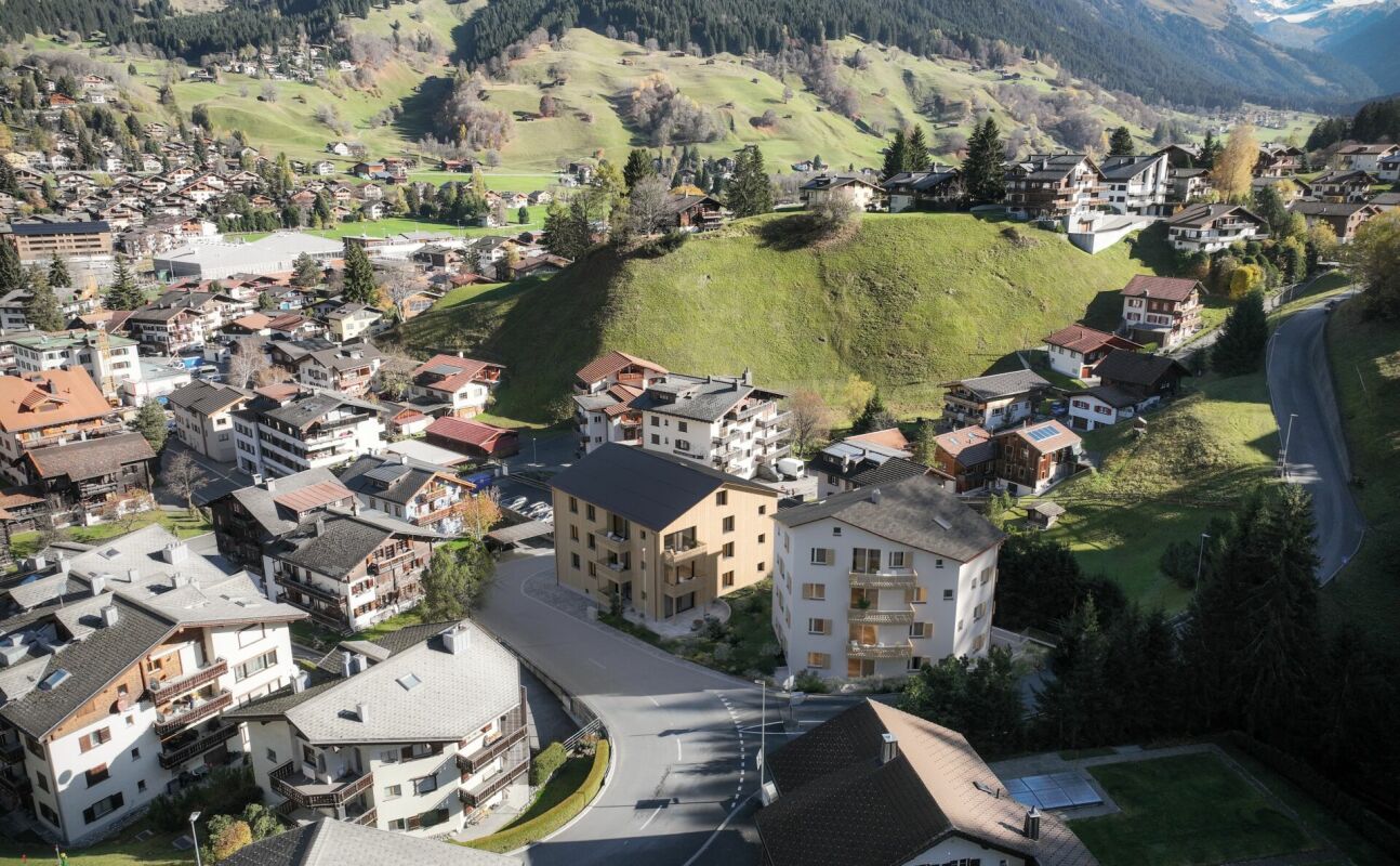 Luftaufnahme eines alpinen Wohngebiets