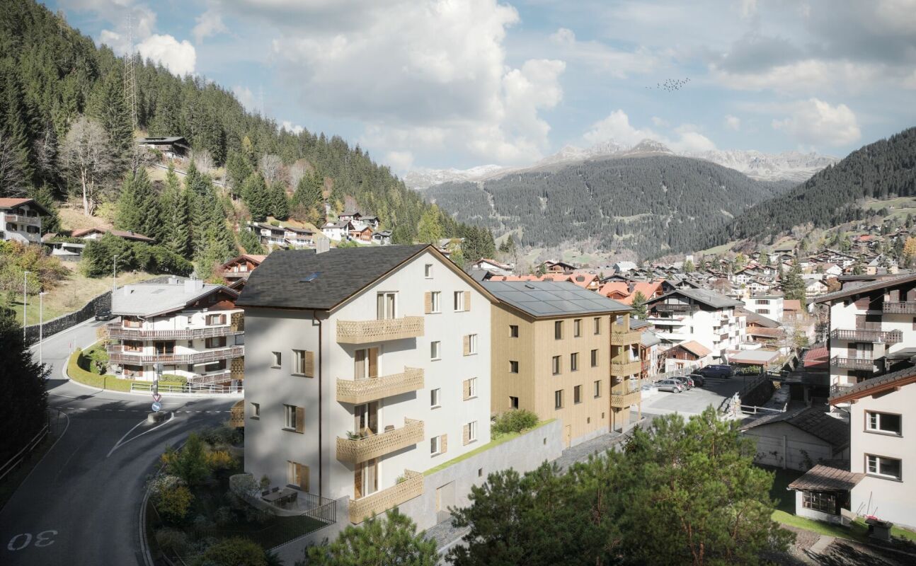 Alpine Wohngebäude mit Bergpanorama