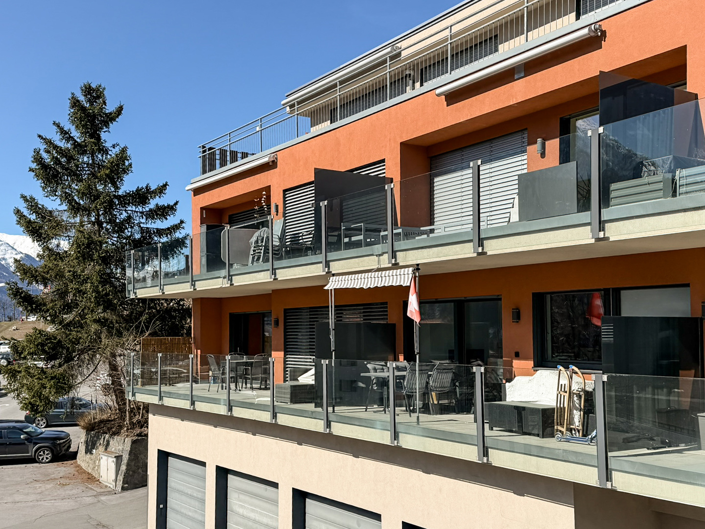 Moderne Wohnhausfassade mit Balkonen