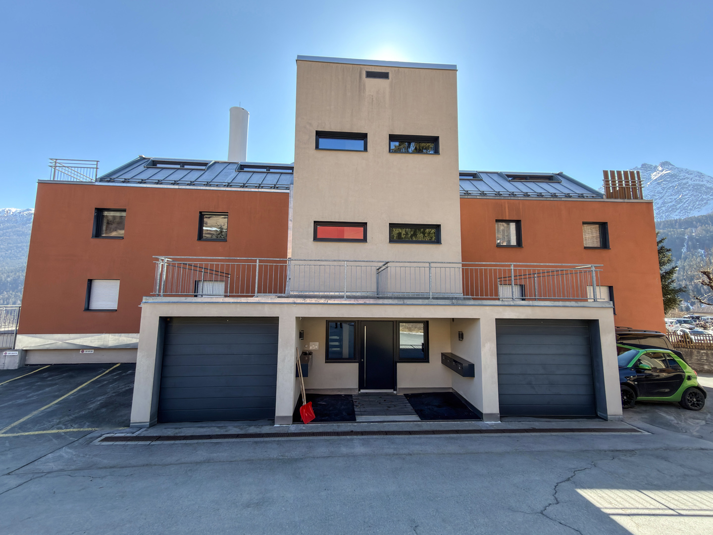 Moderne Wohnanlage mit Garage und Bergkulisse