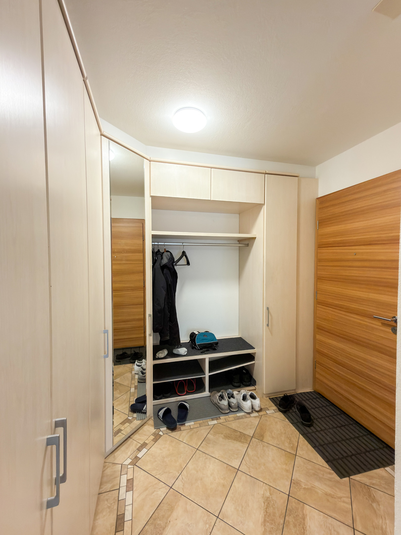 Flur mit Garderobenschrank
