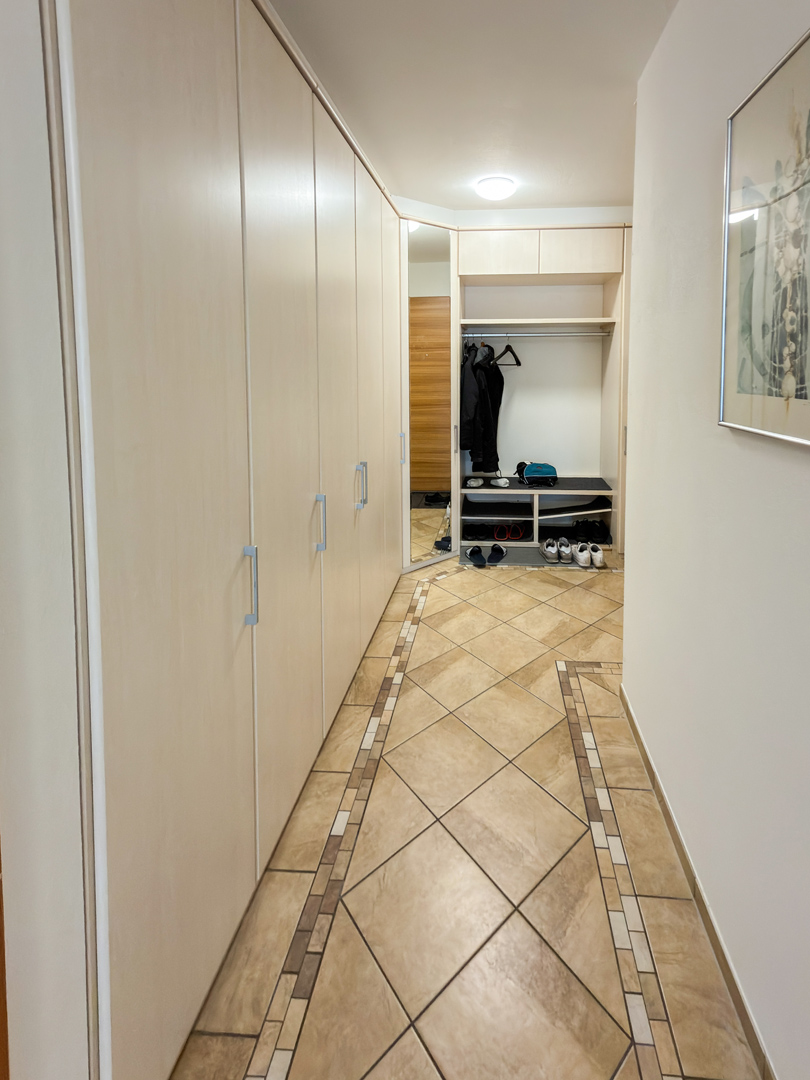Flur mit Einbauschrank und Garderobe