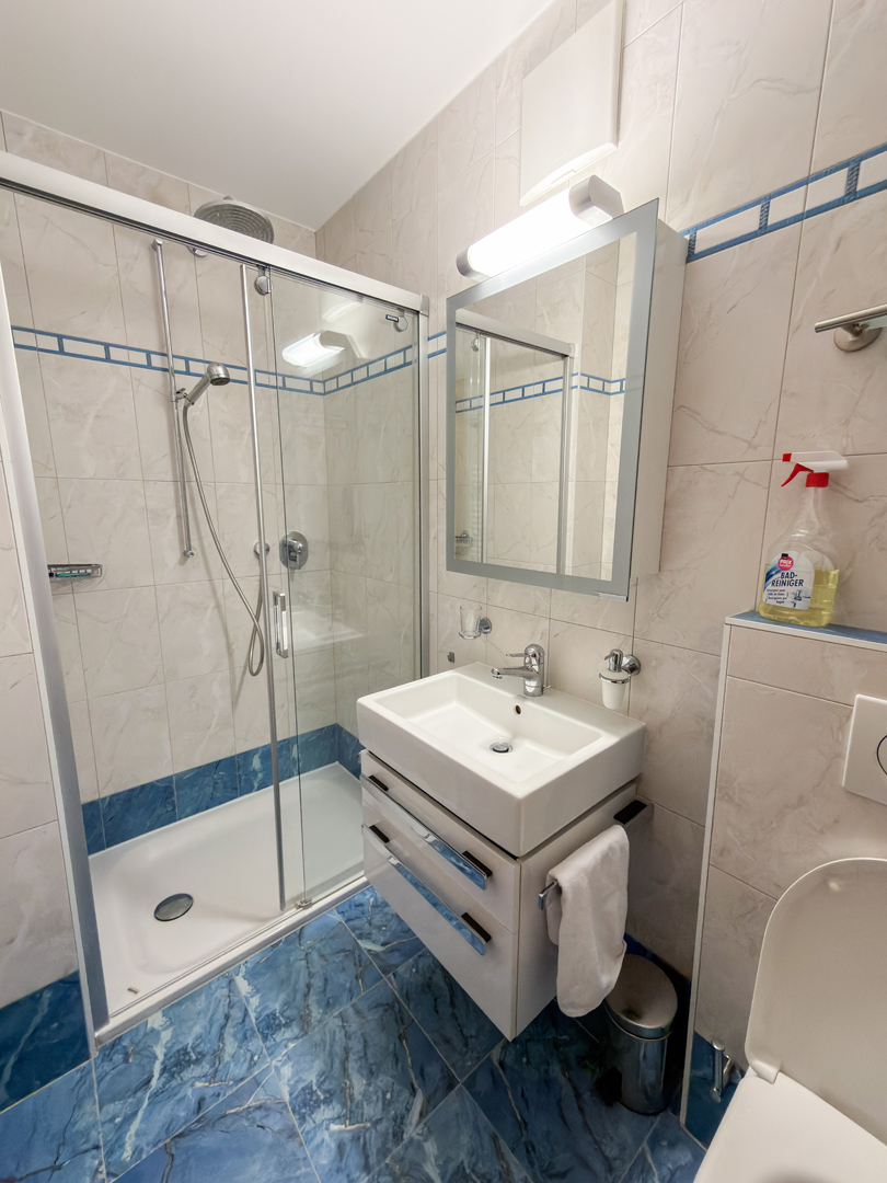 Modernes Badezimmer mit Duschkabine und Waschtisch