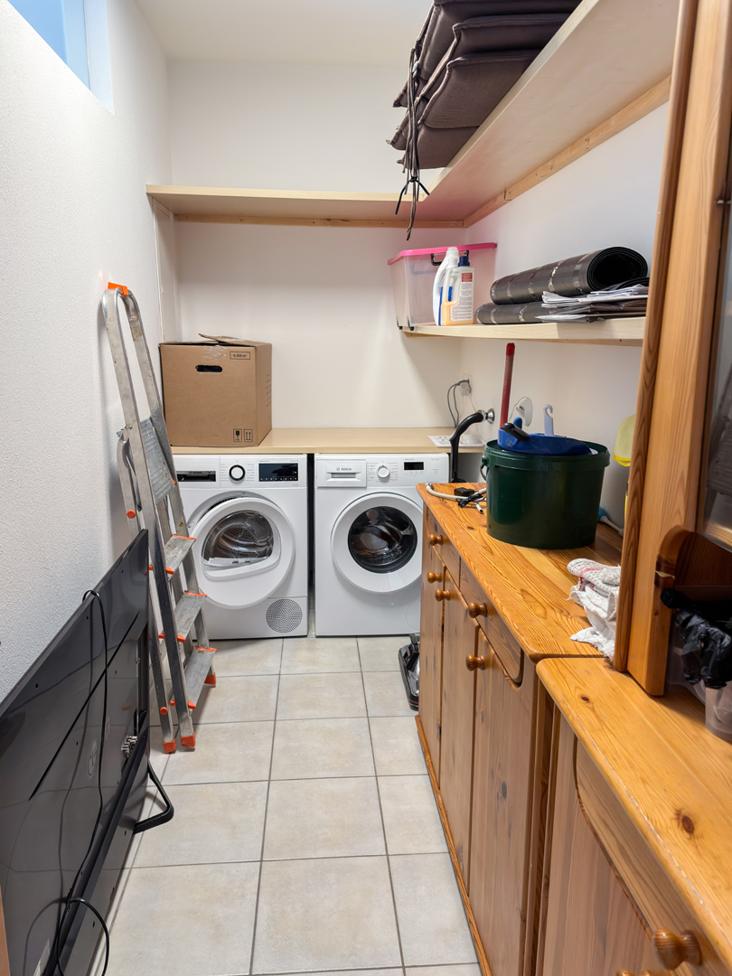 Waschkeller mit Waschmaschine und Trockner