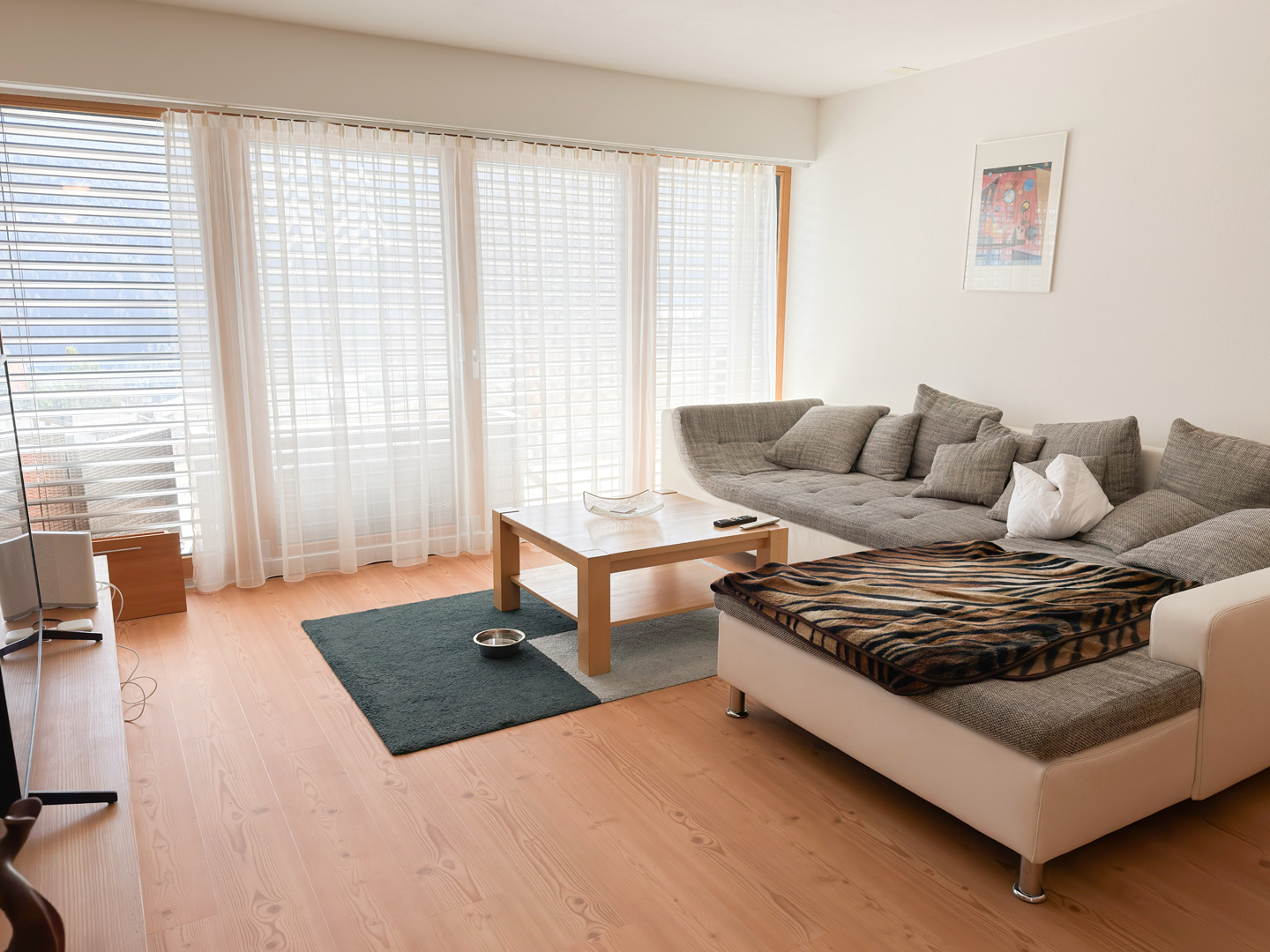 Helles Wohnzimmer mit großer Fensterfront