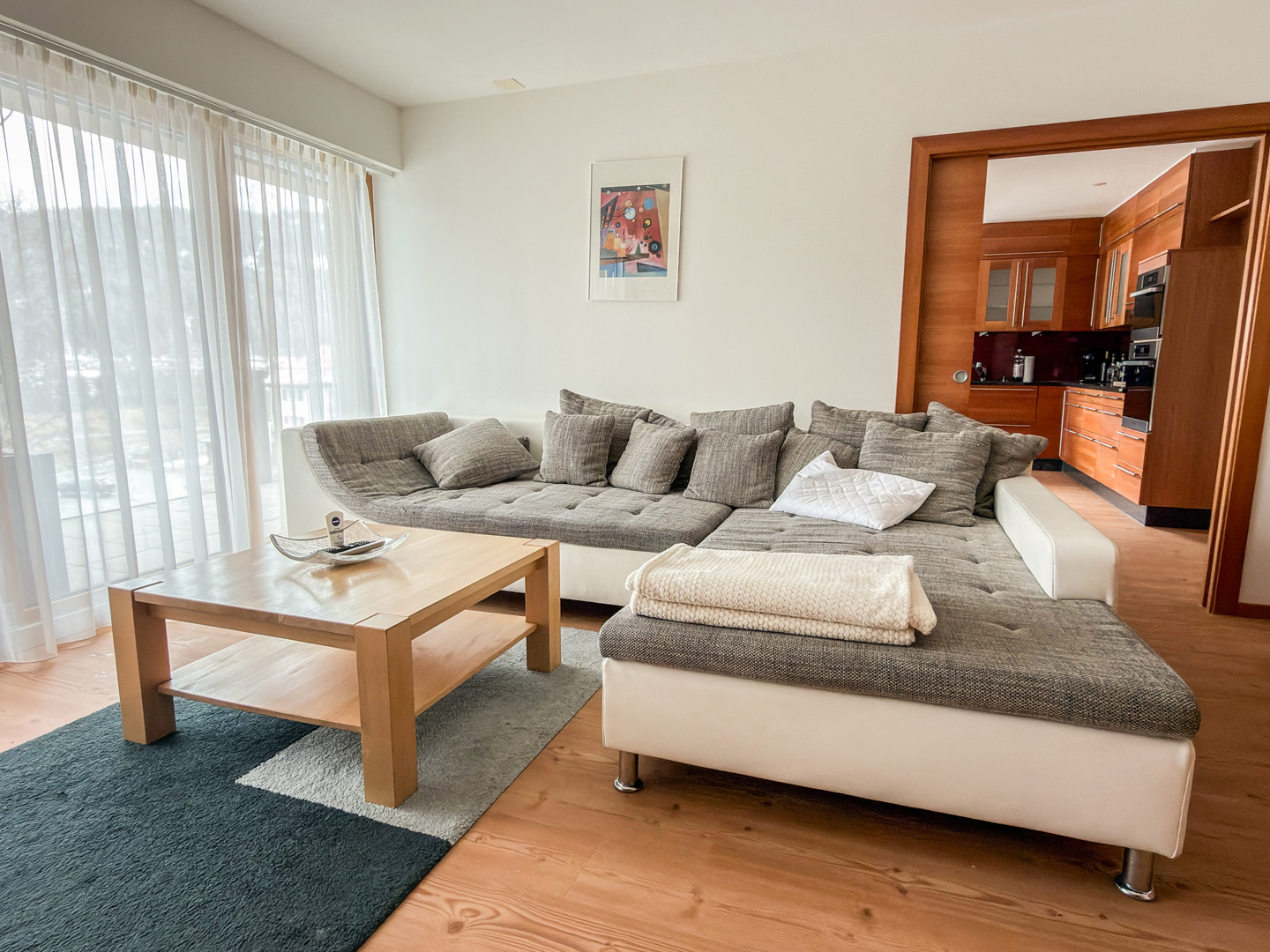 Wohnzimmer mit offener Verbindung zur Küche